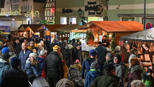 Bis dahin gab es Zeit genug für einen Glühwein oder eine Bratwurstsemmel, wobei Geduld gefragt war, denn überall, wo es etwas zu essen oder zu trinken gab, bildeten sich teils lange Schlangen.