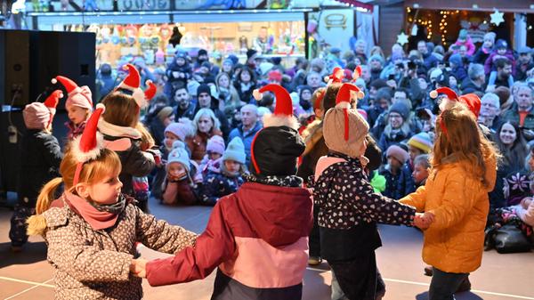 Mit Liedern und Tänzen der Mädchen und Buben des Schutzengel-Kindergartens begann das Bühnenprogramm.