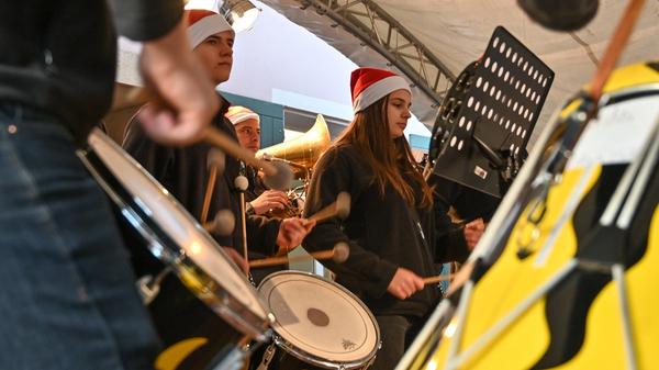 Derweil präsentierte die Hilpoltsteiner Trommlerjugend auf der Bühne...