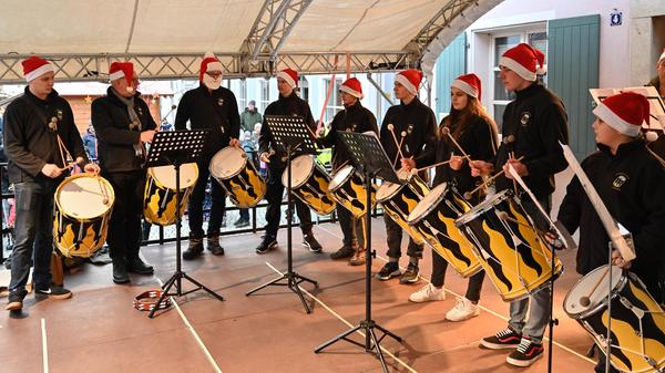 ...zusammen mit der Bläsergruppe "Weihnachtselche" vorweihnachtliche Trommelwirbel und ebensolche Lieder.