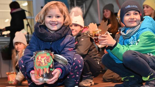 Die Mädchen und Buben des LBV-Kindergartens führten ihren Lichtertanz auf.