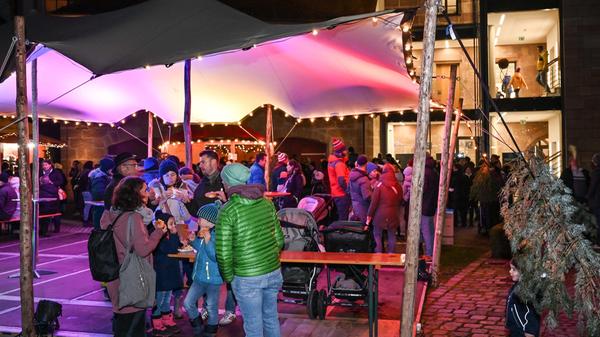 ...Vereinsbuden mit Essen, Glühwein und Kinderpunsch auf dem Marktplatz, einen Geschenkemarkt mit Kunsthandwerk erstmals im Bereich der Johann-Friedrich-Straße sowie eine lauschige Ecke mit bunt beleuchtetem Beduinenzelt im Residenzhof.
