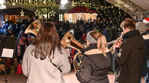 Auf der Bühne gab es anschließend Darbietungen der "Time Bandits Big Band" aus Fürth...