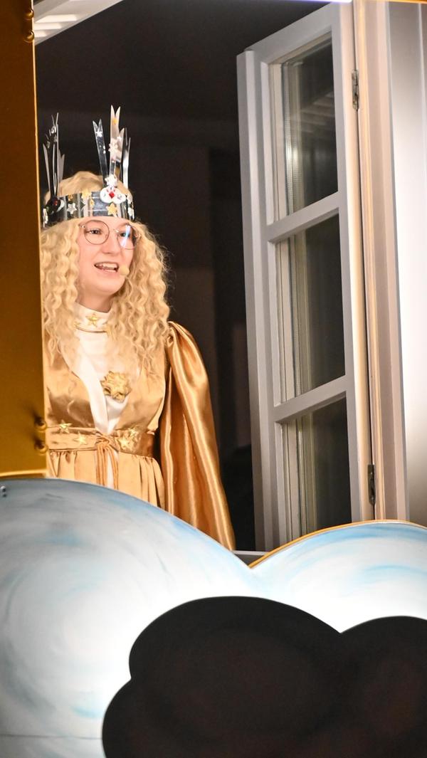 Das Hilpoltsteiner Christkind Sophia Weyrauther sprach kurz nach der Dämmerung vom Rathausfenster seinen Prolog und nahm anschließend vor der Bühne die Wunschzettel der Kinder entgegen.