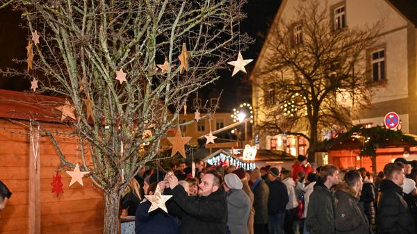 Heimzugehen brauchte danach aber noch lange niemand, denn nach einer Umfrage hatte sich die Stadt entschlossen, den Markt am Samstag um eine Stunde zu verlängern, sodass die Buden alle bis 23 Uhr geöffnet waren.