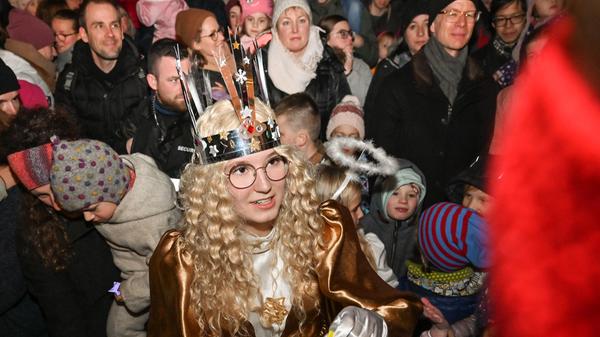 Dort nahm nahm das Christkind mit sprichwörtlicher Engelsgeduld die Wunschzettel der aufgeregten Kinder entgegen und verteilte kleine Geschenke.