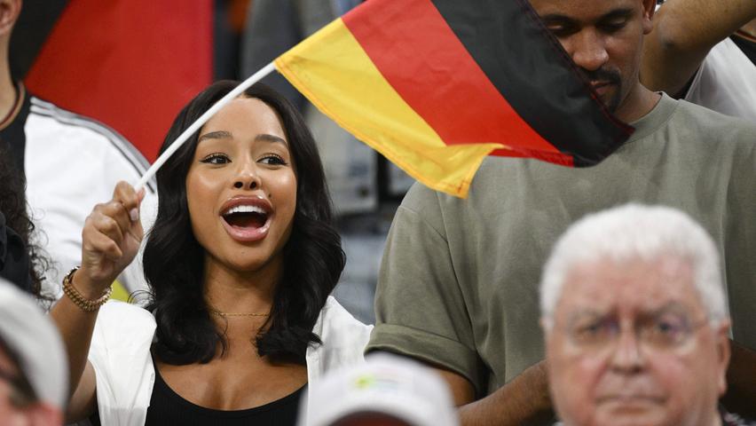 Sarah Kehrer unterstützt ihren Bruder Thilo Kehrer vor Ort in Katar. Das Bild entstand in der Gruppenphase beim Spiel Deutschland gegen Spanien im Al-Bayt Stadium.