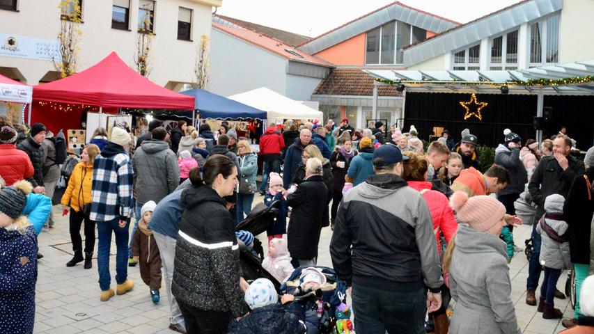 Beim diesjährigen Adventsmarkt in Rednitzhembach konnten sich die Besucher an 28 Verkaufsständen örtlicher Vereine, Einrichtungen und Organisationen mit Geschenken und Schmankerln der Vorweihnachtszeit eindecken.
