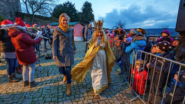 Das Nürnberger Christkind auf dem Weg zu seinem großen Auftritt hoch über den Dächern der Stadt Abenberg.
