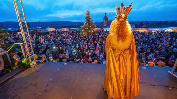Auf der Bühne stimmte das Christkind auch in Abenberg seinen berühmten Prolog an.