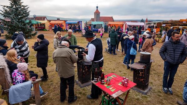 Rund um die Abenberger Burg erwartete Bürger und Besucher am ersten Adventswochenende eine bunt glitzernde Budenstadt.