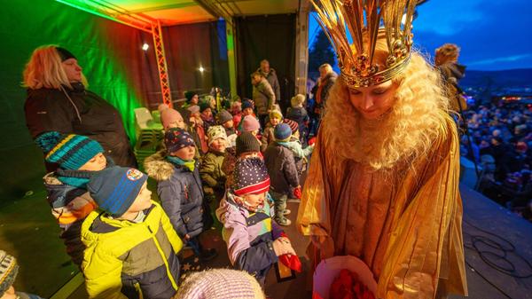Begegnung mit dem "echten" Christkind - ein Moment, den diese Kinder sicher lang nicht vergessen werden.