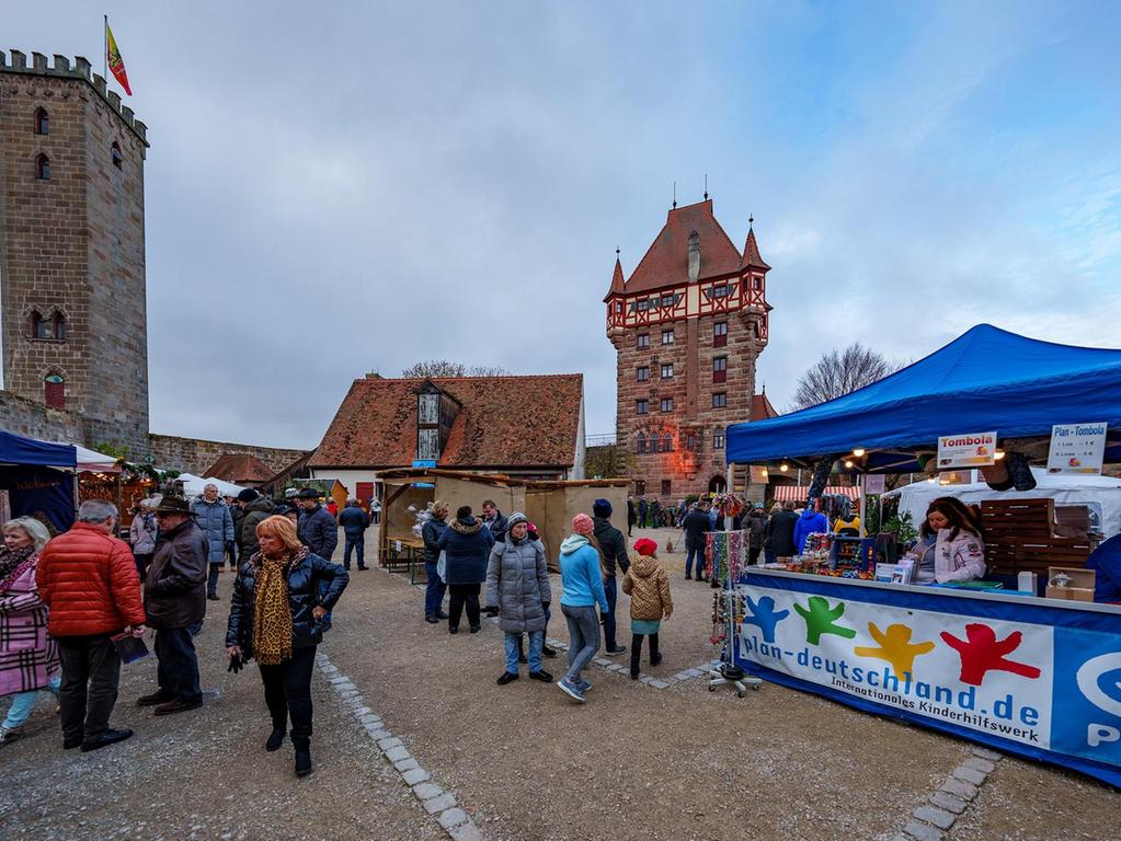 Ein Weihnachtsmarkt mit Blick auf die historische Burg: So kommt Abenberg in der Adventszeit daher. 