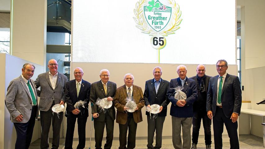 Zum Gruppenbild der 65er durften sich auch Karl Knöfel, Helmut Bellair, Reiner Bienk und Günther Füssel aufstellen.
