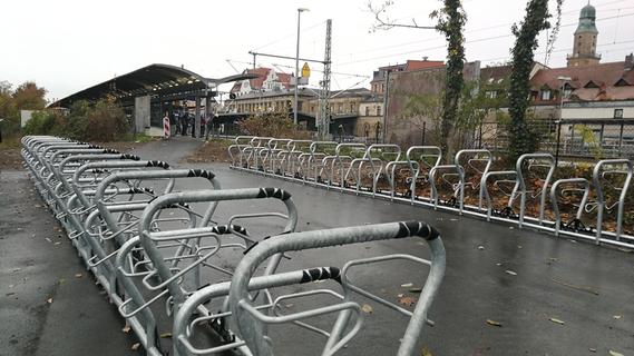 Neue Abstellanlage für Fahrräder am Bahnhof in Erlangen