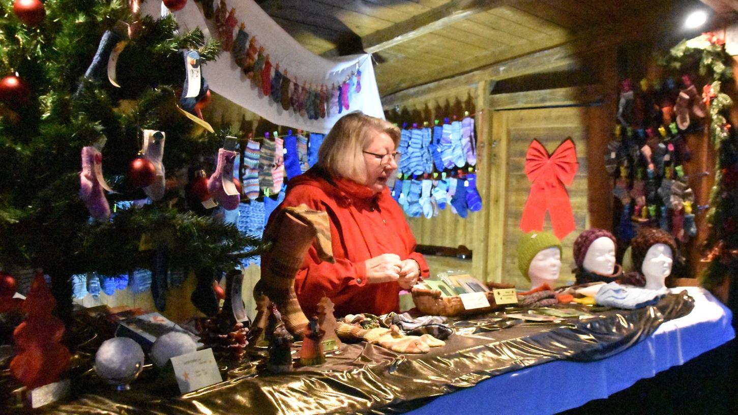Von festlich verzierten Backmischungen und Holzarbeiten über Glühwein und Punsch bis hin zu unzähligen Paaren selbstgestrickte Socken gab es allerlei Dinge, die den Besuchern die Weihnachtszeit versüßen können.
