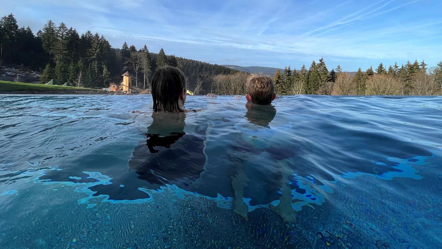 Was für ein Blick auf den Thüringer Wald: Wer im Pool des Hotels "The Grand Green" in Oberhof schwimmt, kann diese herrliche Aussicht genießen.
