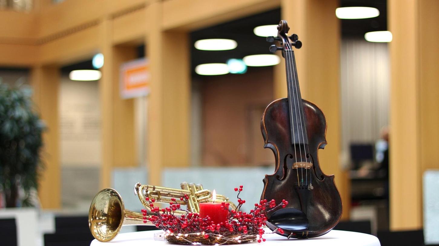 Im schönen Lichthof des Neubaus der IHK am Nürnberger Hauptmarkt spielen Musikstudierende jeden Freitag im Dezember für "Freude für alle".