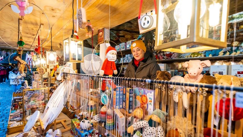 In Nürnberg hat sie seit 2006 einen Laden - heuer ist sie erstmals mit eine ausgewogenen Mischung aus Spielzeug , Dekoration und Schmuck am Markt:  Tina Wendrich von Goldkind.