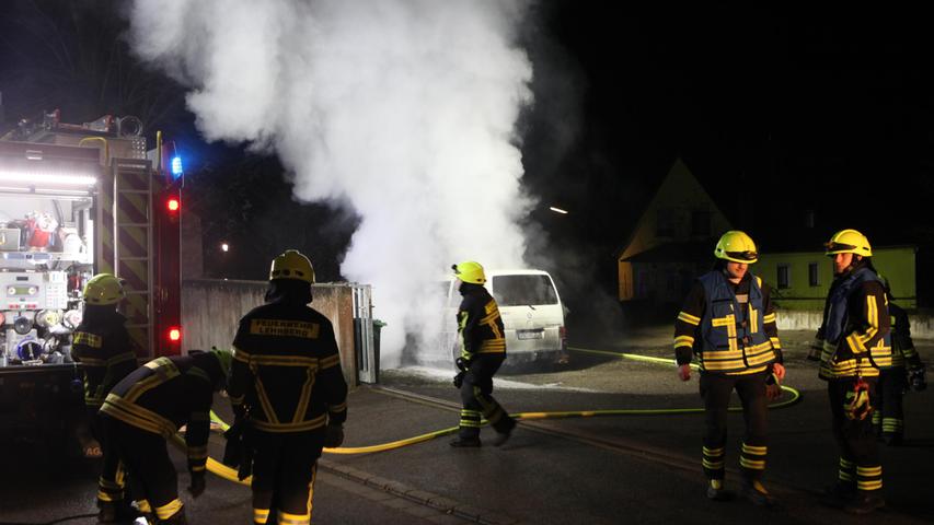 Die Besitzer des Wagens waren nicht im Fahrzeug, als der Feuer fing.