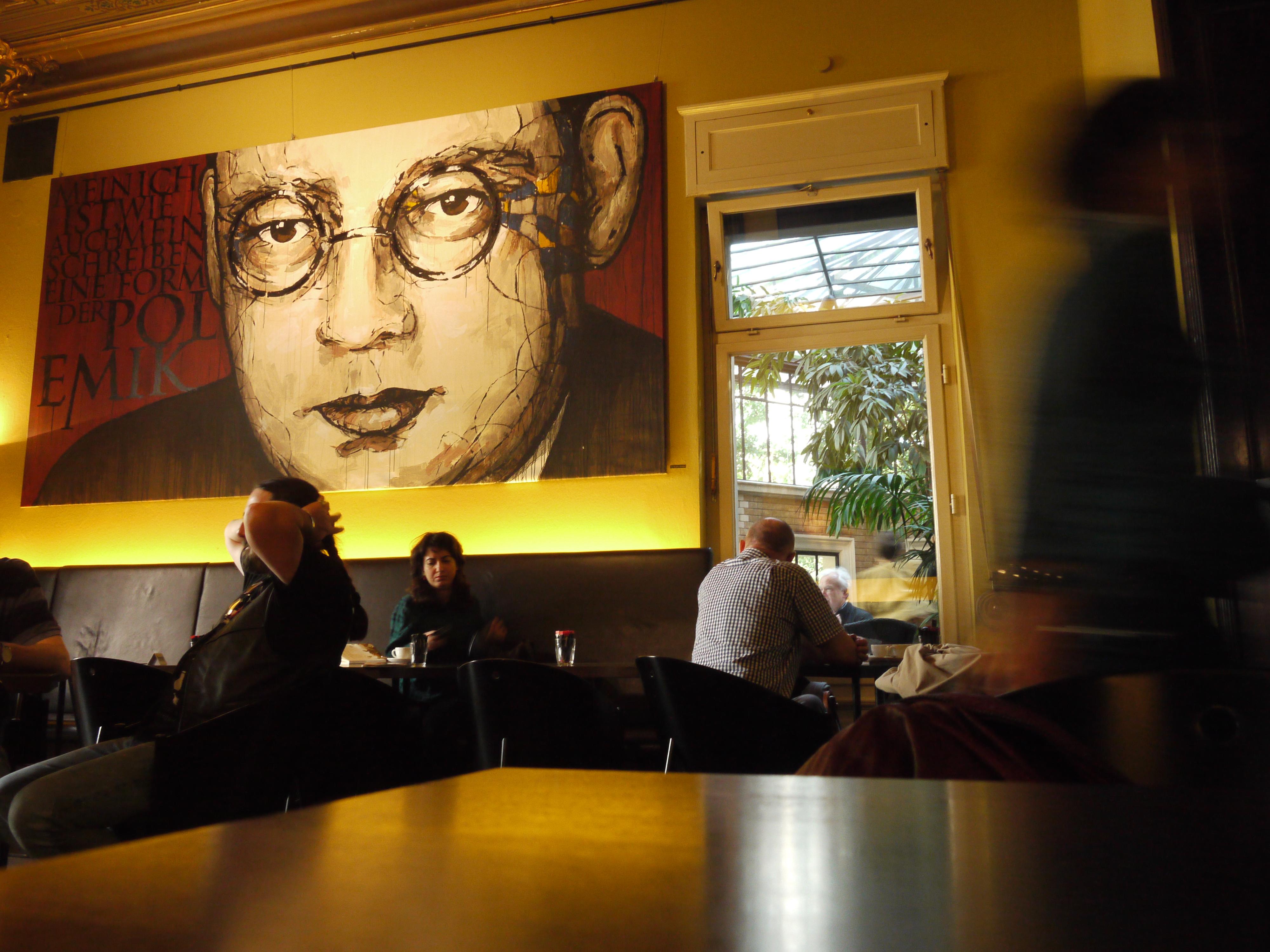 Von Literatur umgeben: das Café-Restaurant Wintergarten.