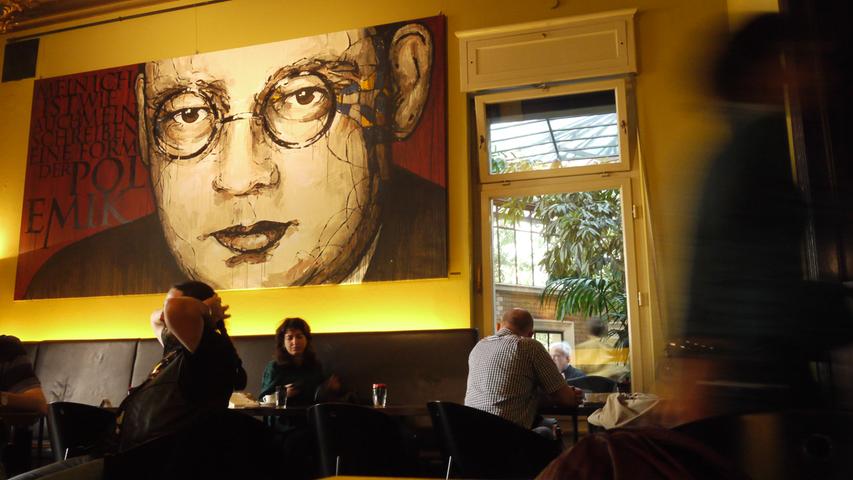 Von Literatur umgeben: das Café-Restaurant Wintergarten.
