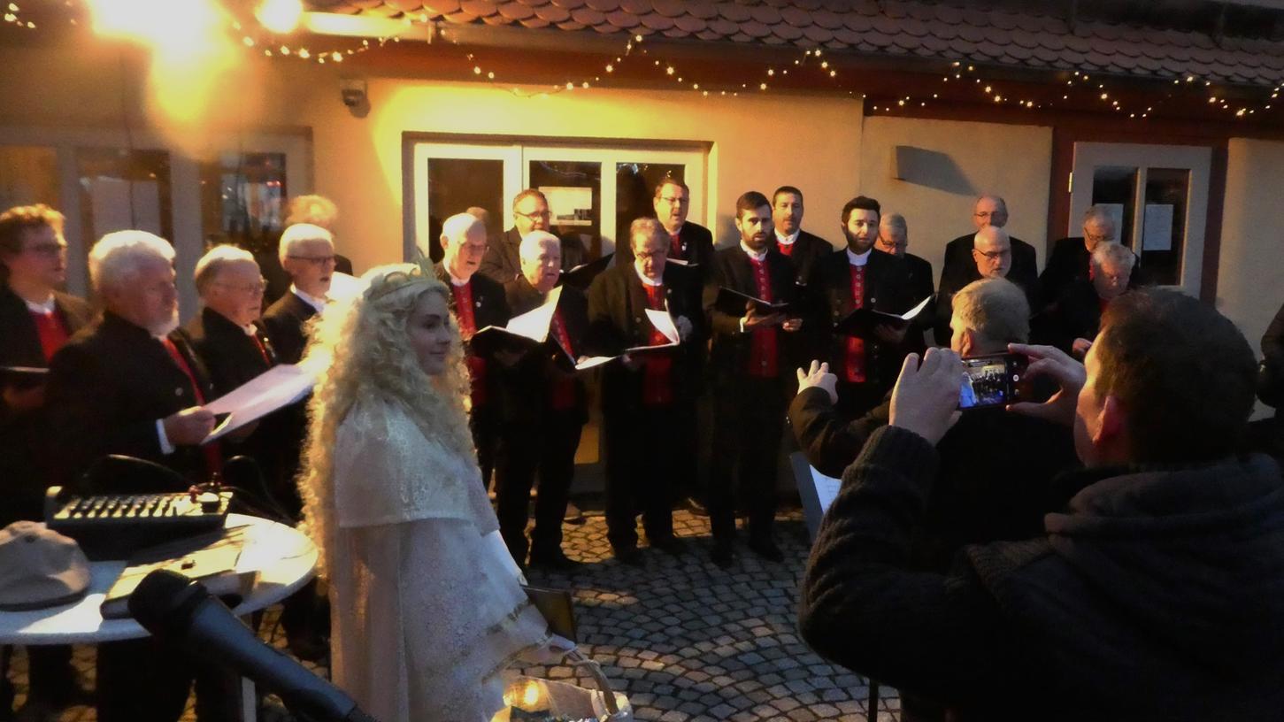 Auch das Neustädter Christkind lauschte den Liedern des Männergesangvereins. Auch das Neustädter Christkind lauschte den Liedern des Männergesangvereins.