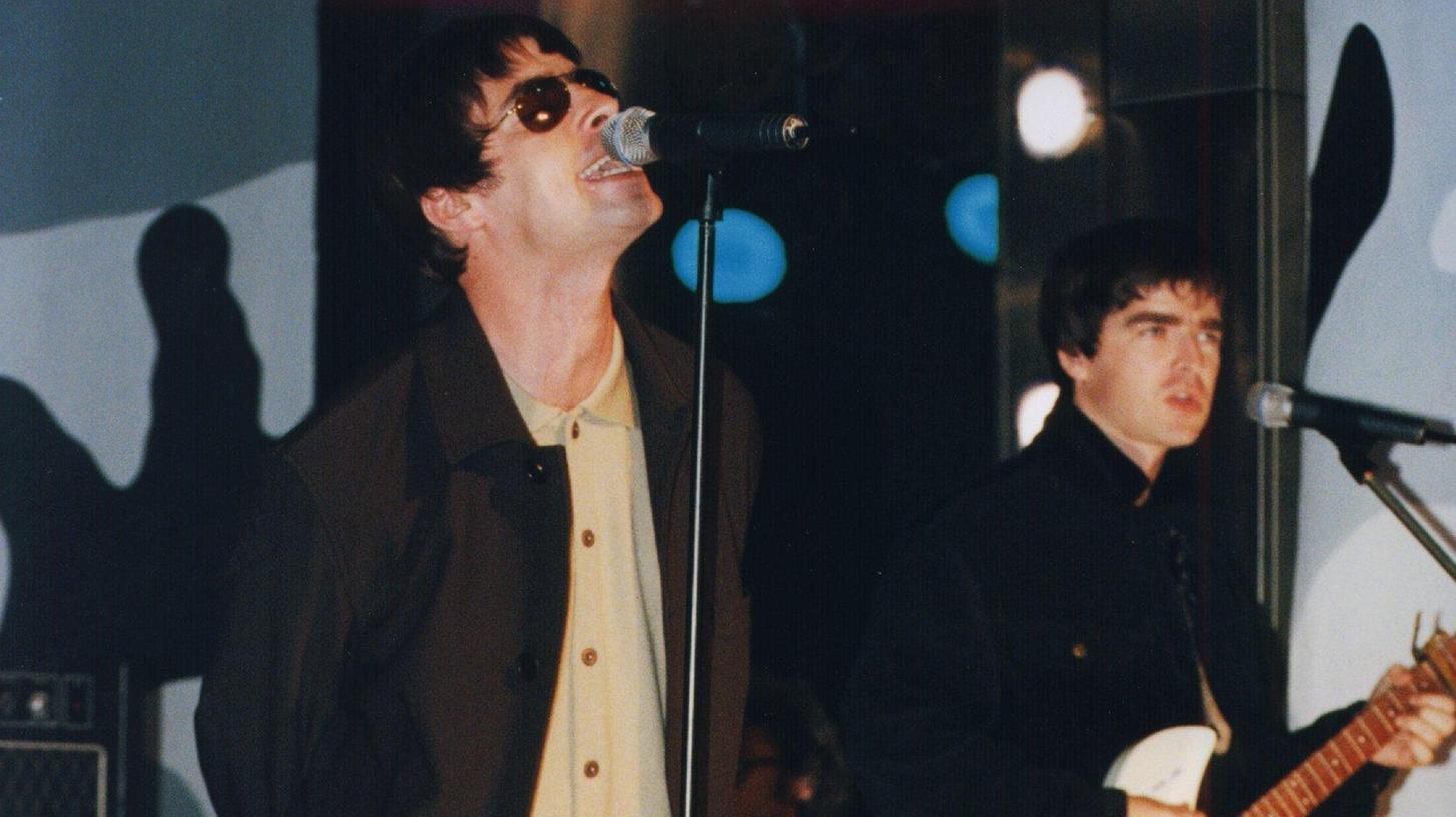 Statt im Nobelhotel musste der Leadsänger von Oasis Liam Gallagher (links) die Nacht nach dem Vorfall im Knast verbringen.