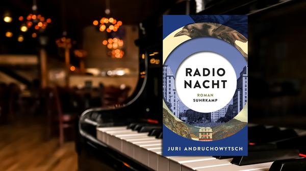 Dieser Mann ist vieles: ein Schelm, Täuscher, Frauenheld, Revolutionär. Josip Rotsky schlingert durch Zeit und Raum. Er ist der "Barrikadenpianist", der den Aufstand in seiner Heimat unterstützt und ins Exil gehen muss. Schließlich wird er Moderator, der das Heer der Einsamen einfühlsam begleitet. "Radio Nacht", 2020 in der Ukraine erschienen, ist ein tollkühner Roman, amüsant und weitsichtig. Juri Andruchowytsch erzählt so klug und gleichzeitig verstörend, dass sein Buch kaum weglegbar ist (Suhrkamp, 26 Euro). Gabi Eisenack