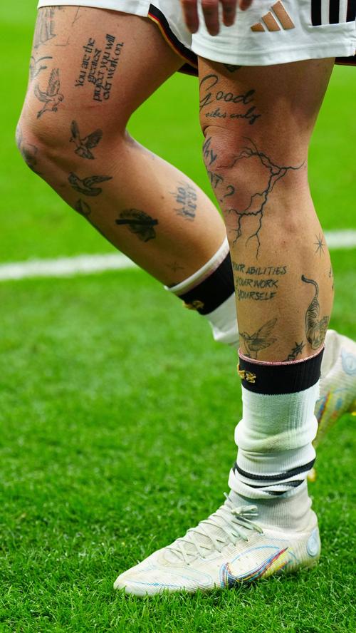 "Living the dream" ziert seine Brust. Auf dem linken Bein gibt es dann "Good vibes only". Raum gehört zu den Spielern mit den meisten Tattoos im DFB-Team.
