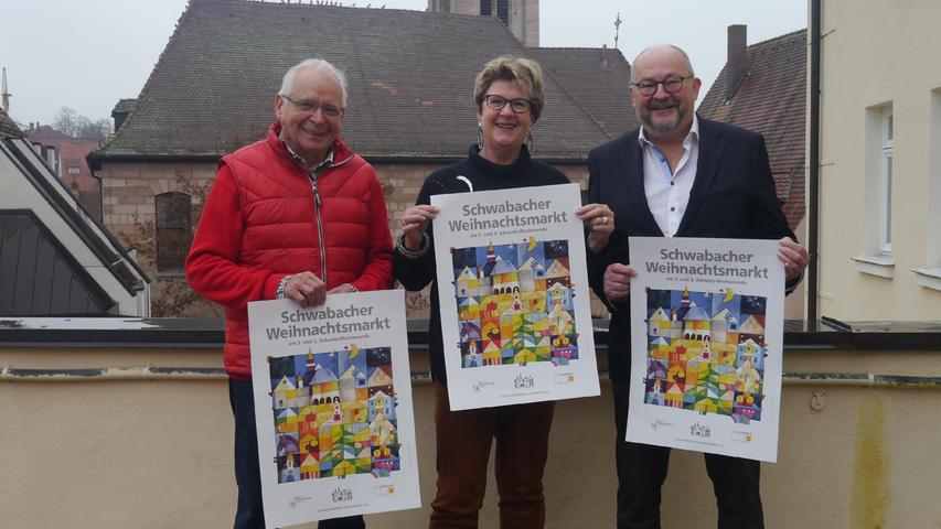 Rudi Nobis, Angelika Preinl und Hartmut Hetzelein (v.li.) präsentieren das umfangreiche Programm zum Schwabacher Weihnachtsmarkt.