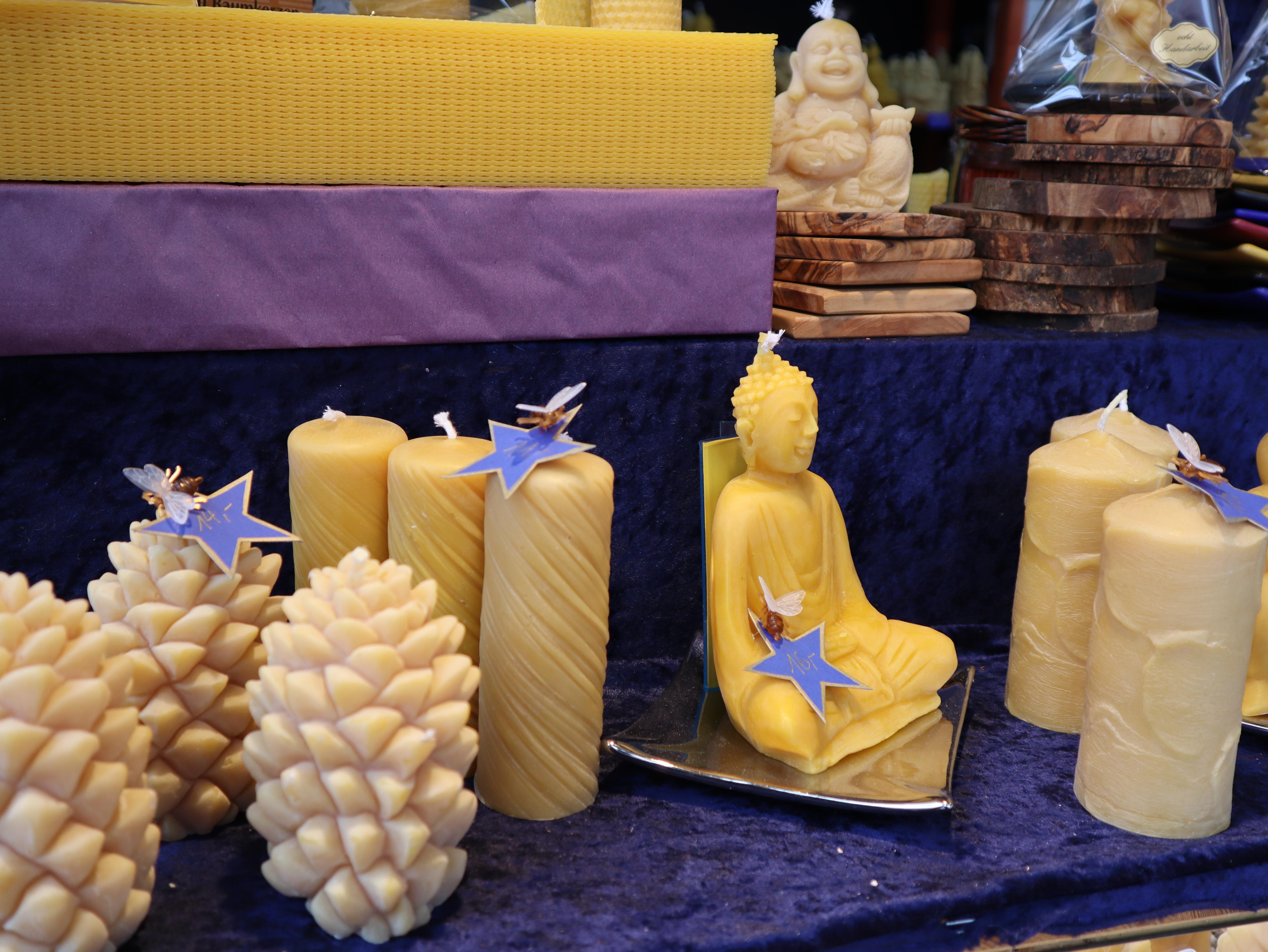 Bienenwachskerzen in verschiedenen Formen