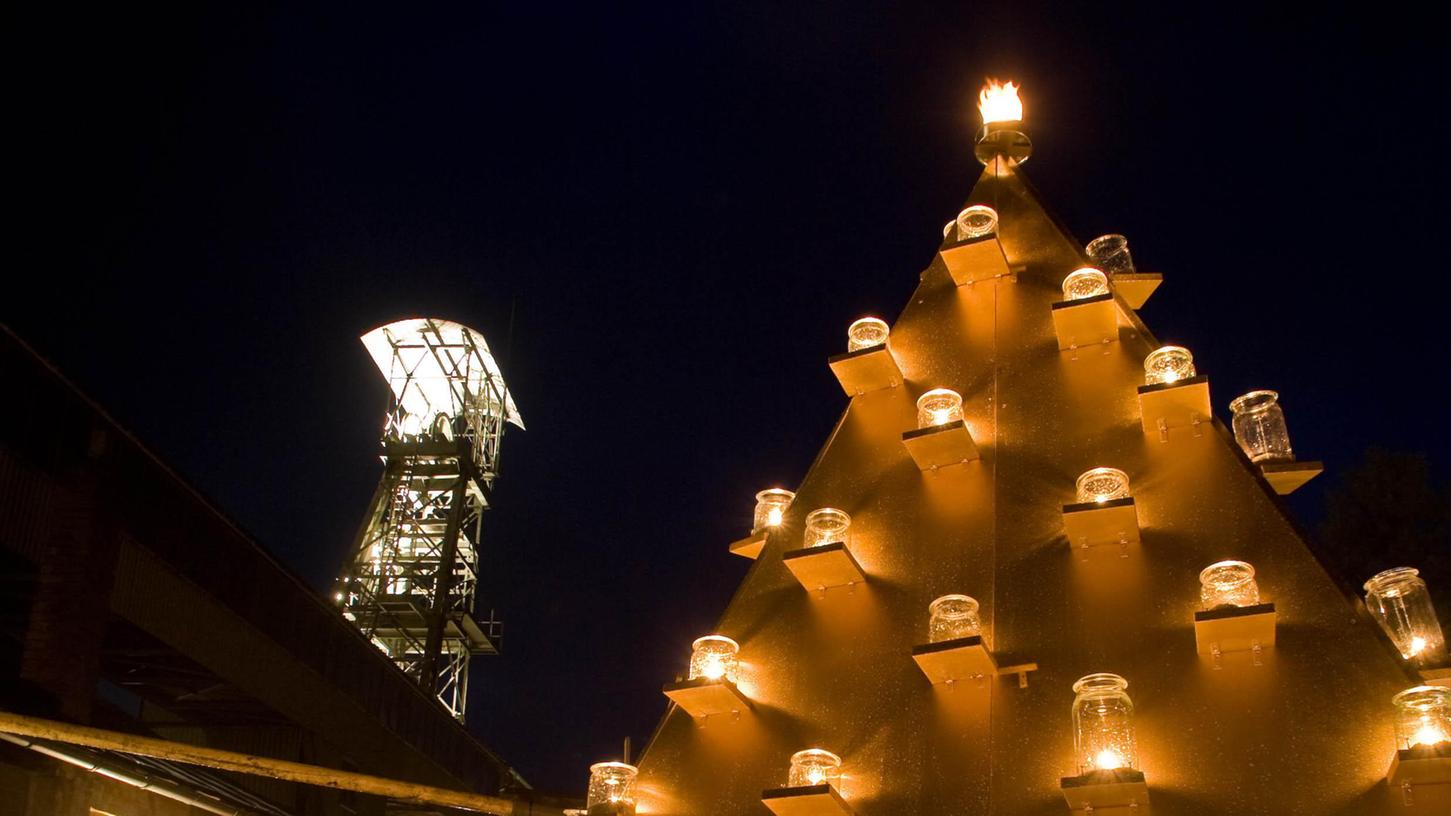 Der Grubenadvent wird beleuchtet von über 60 leuchtenden Pyramiden, die mit LED-Lichterketten umwickelt sind. Die größte Pyramide wird von echten Kerzen erhellt.  