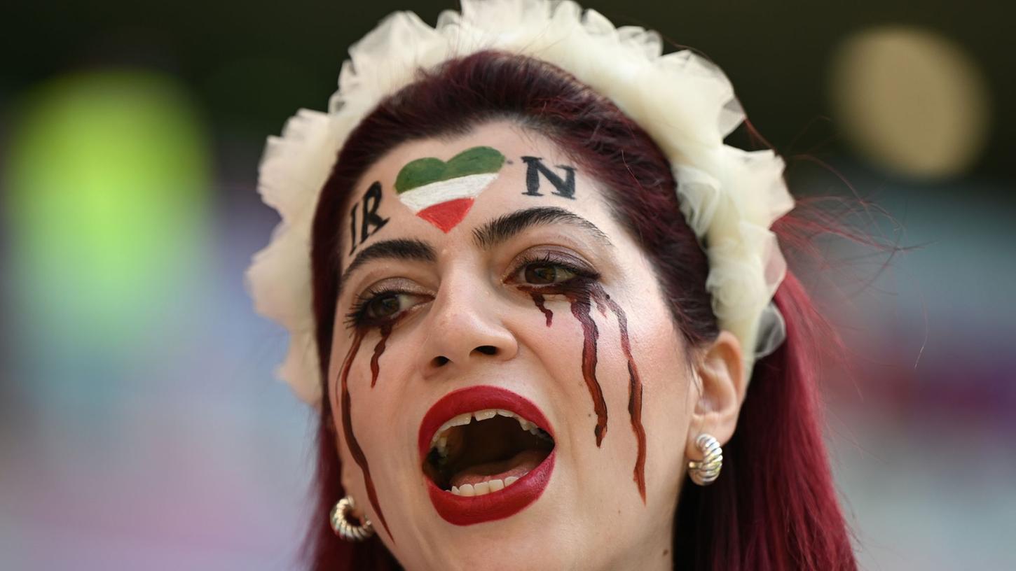Eine Frau aus dem Iran steht vor dem Spiel auf der Tribüne.