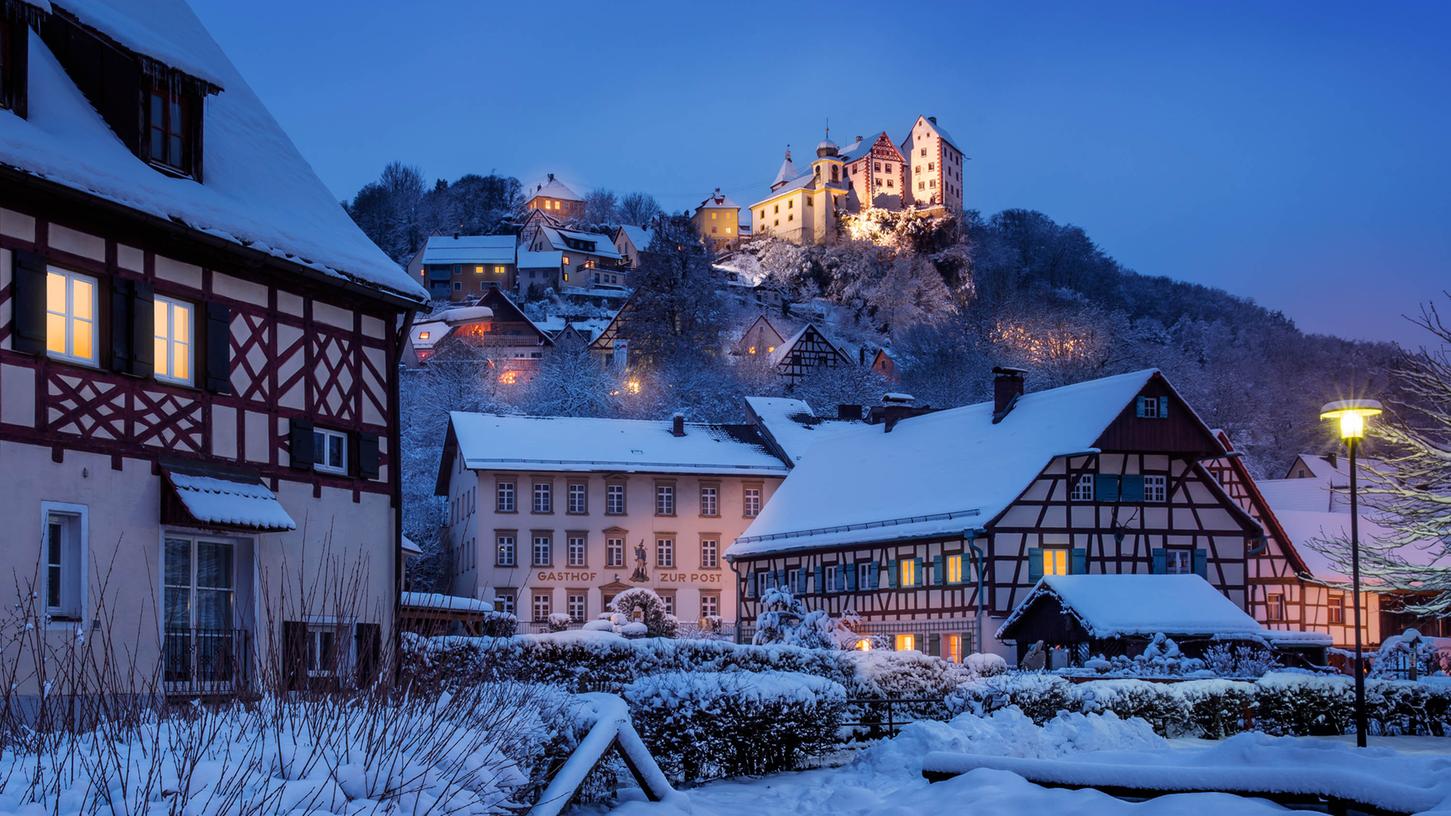 Ein Motiv aus dem Kalender "Naturerlebnis Fränkische Schweiz 2023": Egloffstein im Schnee