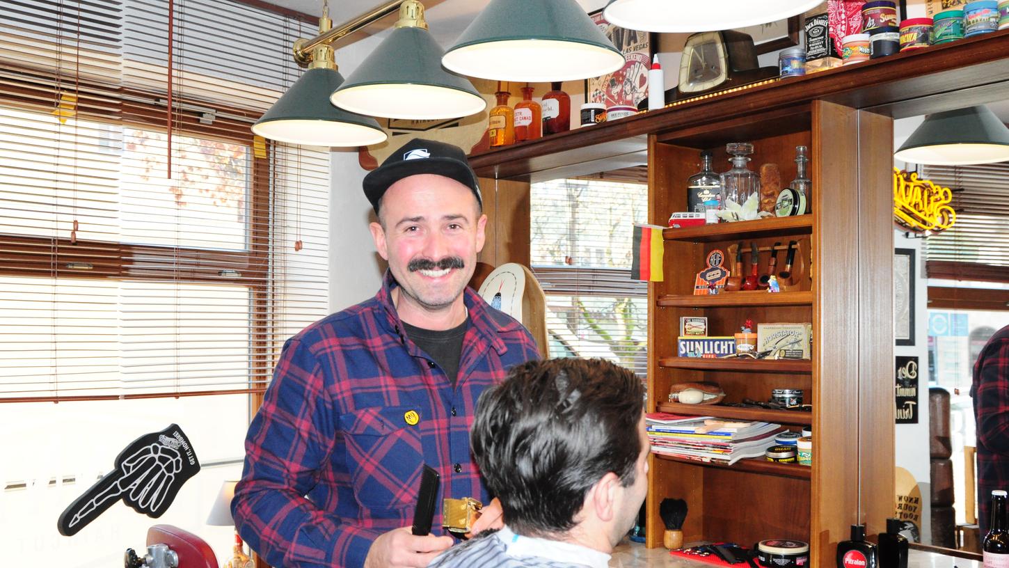 Benny Jahns führt seit 2011 sehr erfolgreich seinen Barber-Shop „Bennys Haircut“ in Lauf. Nun wurde er einstimmig zum neuen Obermeister der Friseurinnung Nürnberger Land gewählt. Benny Jahns führt seit 2011 sehr erfolgreich seinen Barber-Shop „Bennys Haircut“ in Lauf. Nun wurde er einstimmig zum neuen Obermeister der Friseurinnung Nürnberger Land gewählt.
