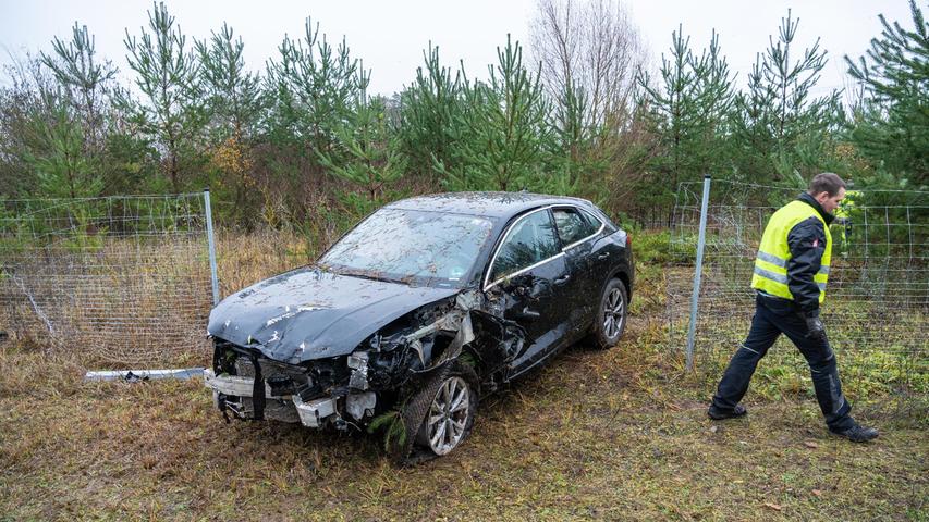 Wie die Polizei Oberfranken berichtet, hatte der 40-Jährige Fahrer kurz vor 11 Uhr zwischen zwischen Ebersdorf und Rödental auf nasser Fahrbahn die Kontrolle über seinen Wagen verloren. 