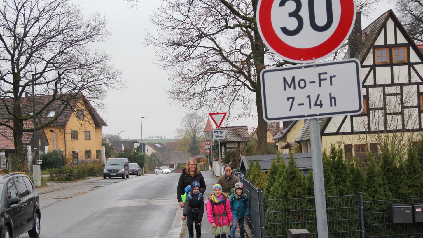 Katja Rieß (hinten links), Daniela Vitzthum (hinten rechts) und die Kinder der beiden müssen die Penzenhofener Straße in Winkelhaid täglich überqueren. Sie wünschen sich, dass hier länger Tempo 30 gilt als nur bis 14 Uhr.