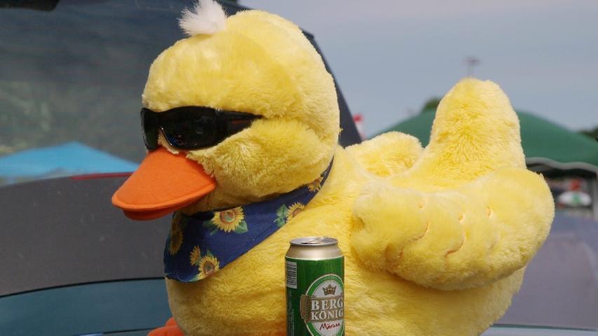 Die Bier-Ente - nur echt mit Sonnenbrille.