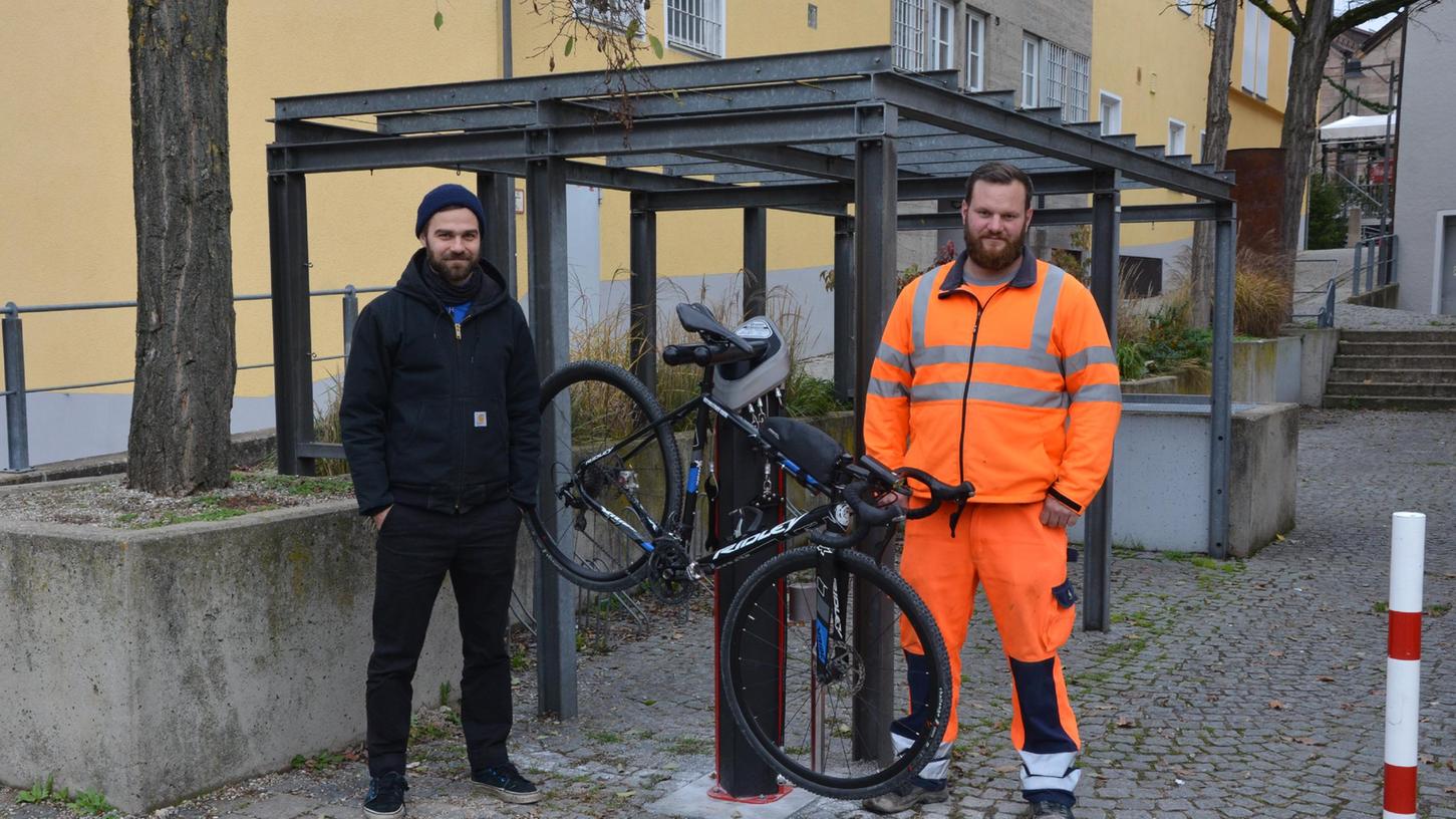 Fahrrad an der Säule einhängen, Werkzeug nehmen und los geht’s. Simon Weiß vom Jugendhaus und ein Bauhof-Mitarbeiter präsentieren die neue Reparaturstation.  