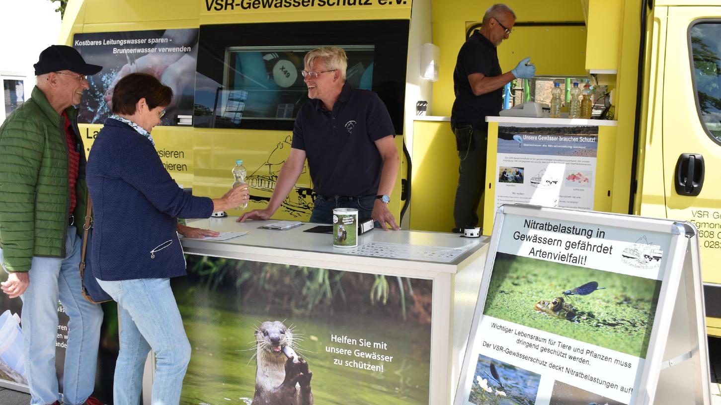 Viele Bürger waren am 27. September 2022 an den Informationsstand vom VSR-Gewässerschutz in Höchstadt gekommen, um ihr Brunnenwasser untersuchen zu lassen. Es waren auch zahlreiche Gartenbesitzer dabei, die bei heißen Temperaturen ihren naturnahen Teich wegen der hohen Wasserverluste nachfüllen müssen.