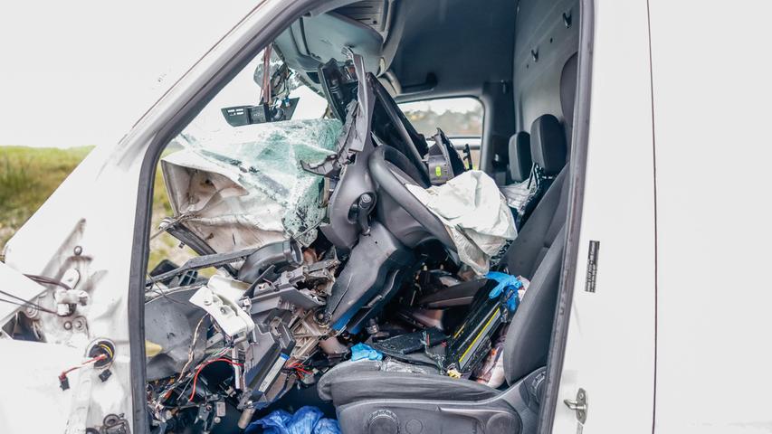 Laut Pressestelle des Polizeipräsidiums Mittelfranken ist ein Transporter in einen Lkw gefahren. 
