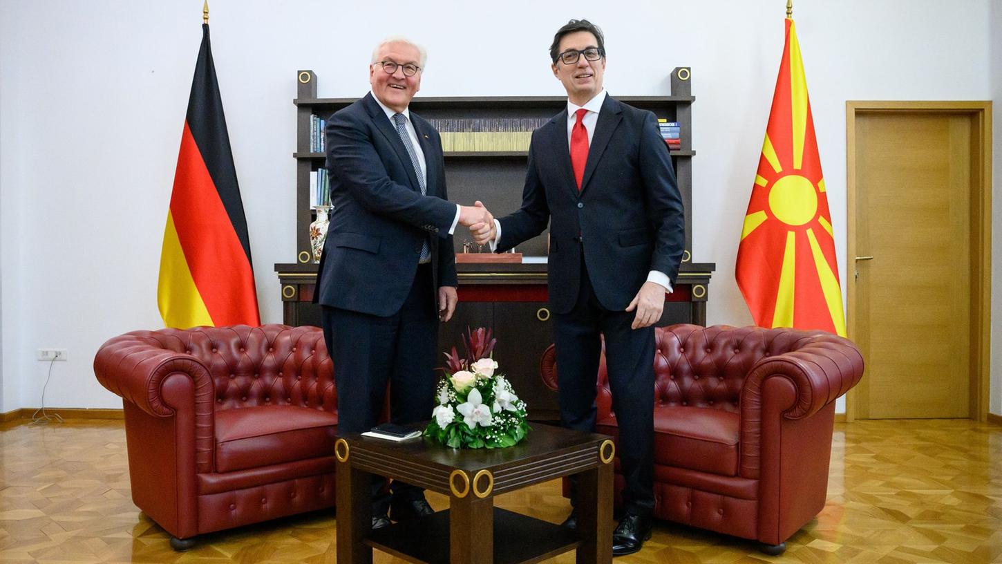 Bundespräsident Frank-Walter Steinmeier (l) hat den nordmazedonischen Präsidenten Stevo Pendarovski in dessen Amtssitz getroffen.