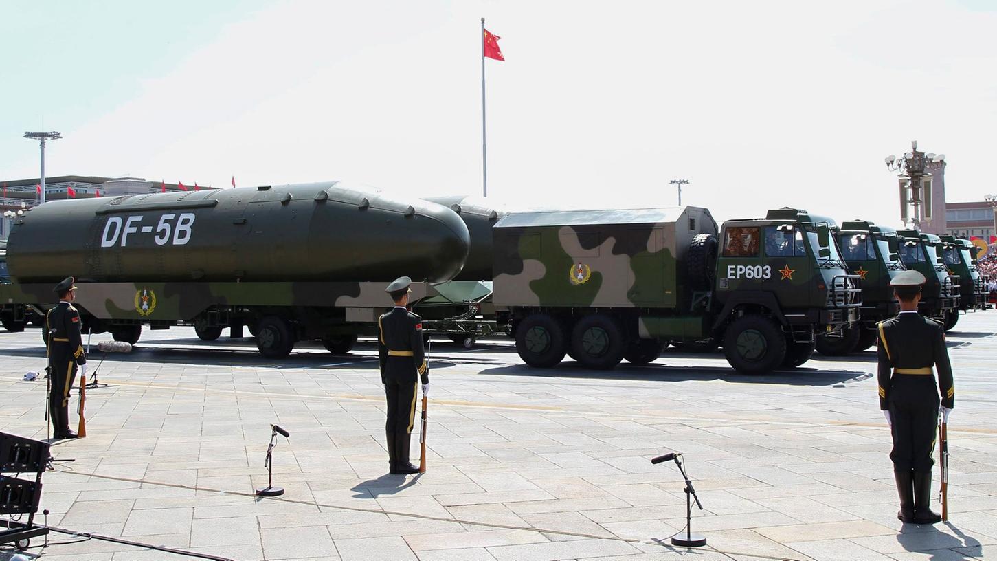 Chinesische Atomraketen Raketen des Typs Dongfeng-5B werden während einer früheren Militärparade in Peking präsentiert.
