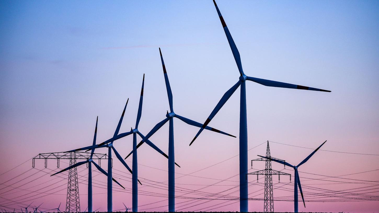 Windkraftanlagen und Hochspannungsleitungen sind vor dem Abendhimmel bei Leuna zu sehen. Windkraftanlagen und Hochspannungsleitungen sind vor dem Abendhimmel bei Leuna zu sehen.