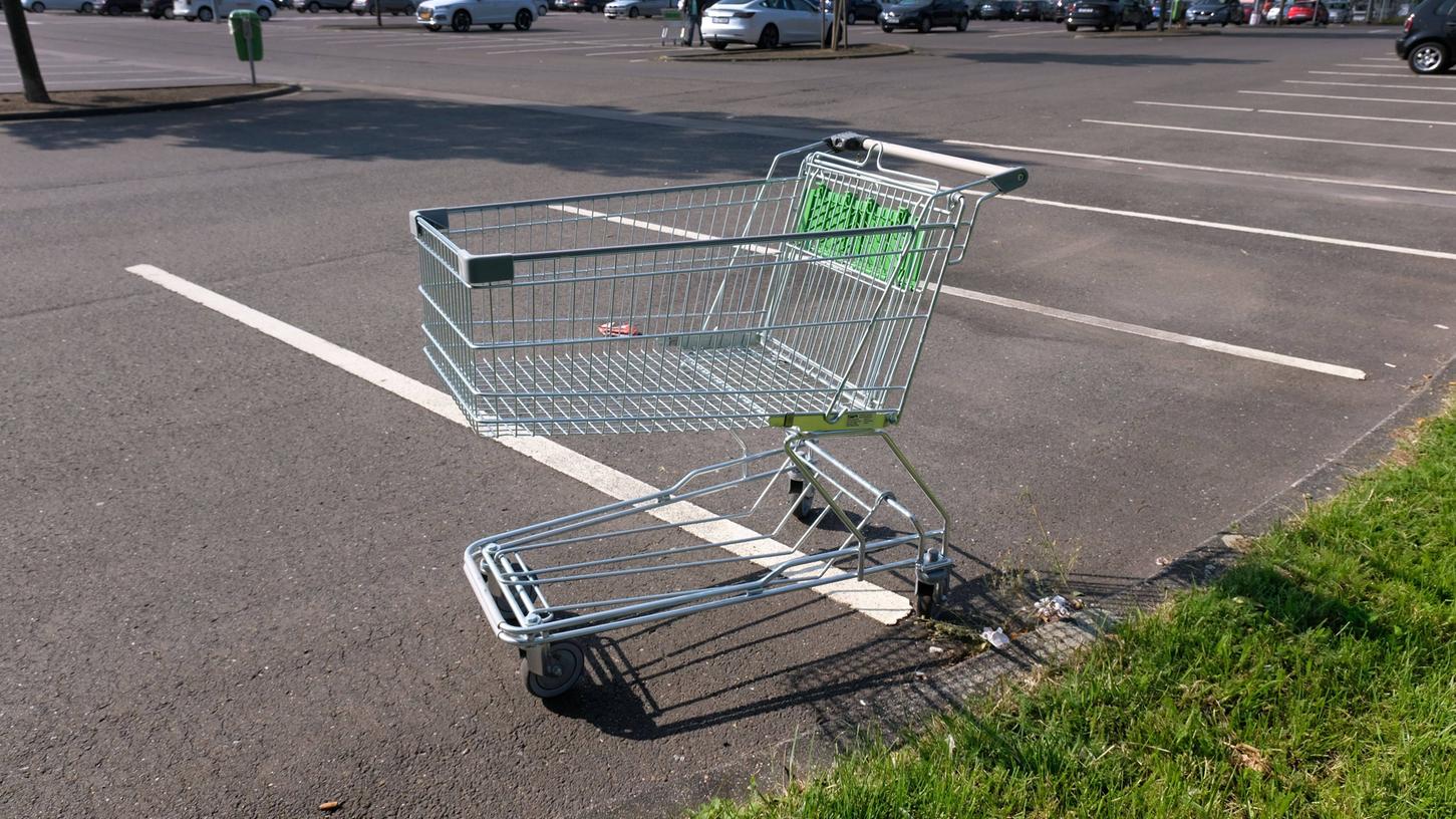 Ein einsamer, trauriger Einkaufswagen auf einem Parkplatz. (Symbolbild) Ein einsamer, trauriger Einkaufswagen auf einem Parkplatz. (Symbolbild)