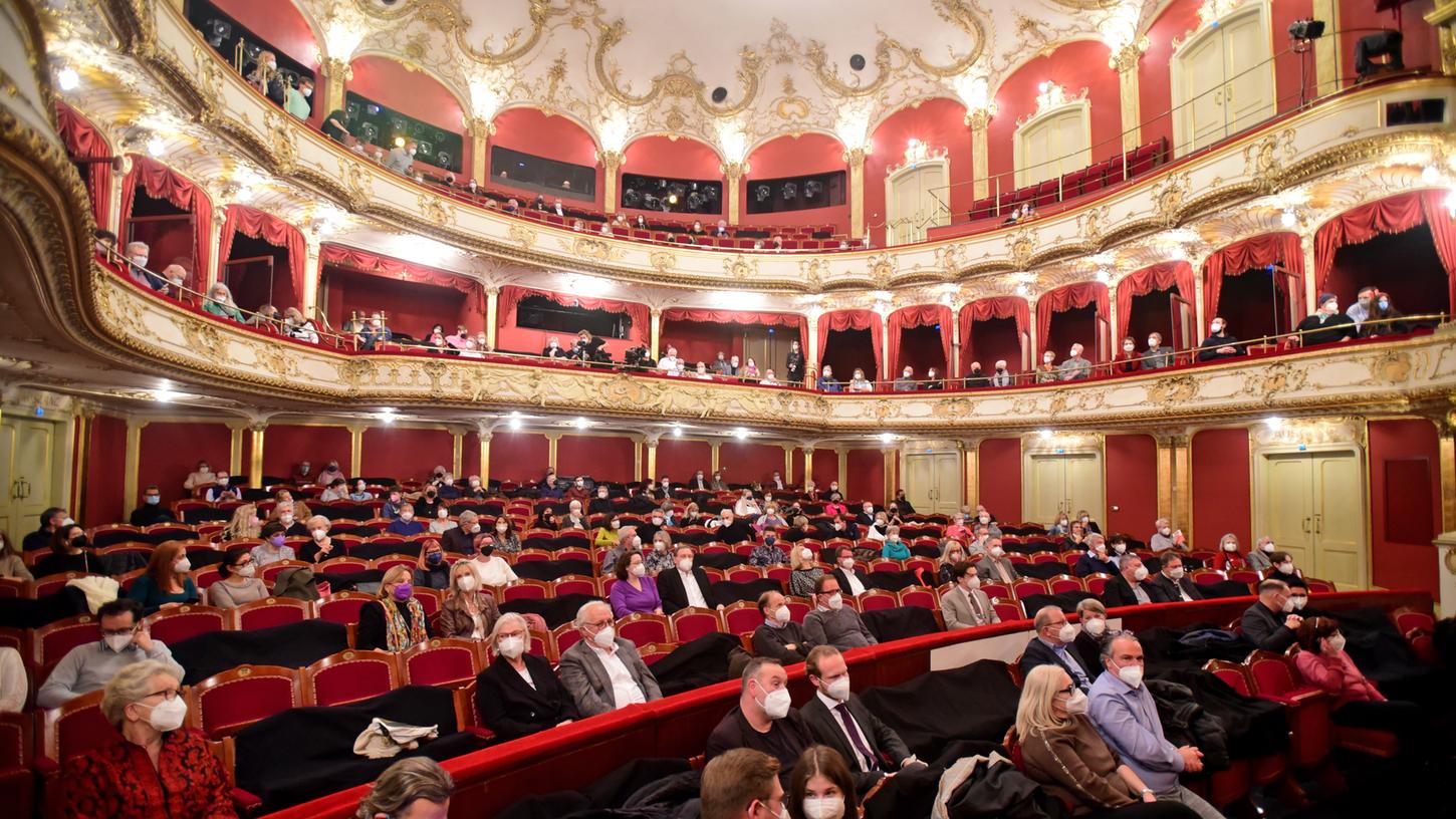 Als Corona um sich griff, mussten auch im Fürther Stadttheater viele Plätze leer bleiben. Nun sind zwar alle Beschränkungen aufgehoben, voll sind viele Kulturstätten dennoch nicht. Der Kulturpass soll auch dabei helfen, wieder eine bessere Auslastung zu erreichen. Als Corona um sich griff, mussten auch im Fürther Stadttheater viele Plätze leer bleiben. Nun sind zwar alle Beschränkungen aufgehoben, voll sind viele Kulturstätten dennoch nicht. Der Kulturpass soll auch dabei helfen, wieder eine bessere Auslastung zu erreichen.