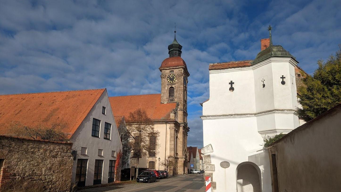 Wird so bleiben: vom alten Weißenburger Tor in Ellingen ist nur die Andeutung  des Bogens und das alte Torhaus übrig. Frühere Pläne, das Tor wiederaufzubauen  wurden nun im Stadtrat ad acta gelegt.