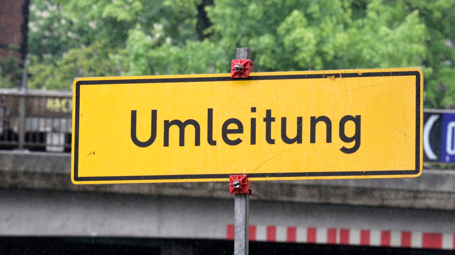 Ab Dienstag ein vertrauter Anblick für alle Autofahrer, die der Kersbacher Bahn-Brücke zu nahe kommen. (Symbolbild)