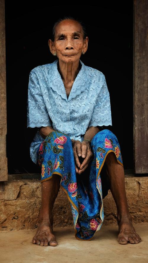 Die Großmutter eines der beschenkten Kinder im Dorf. Die spannende Reportage zu dieser Bildergalerie lesen Sie auf unserem Premiumportal nn.de
